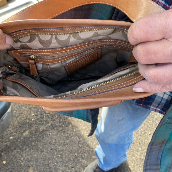 A beige Coach crossbody bag leather - Picture 4 of 5